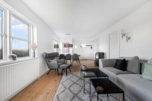 TV, fireplace, stereo