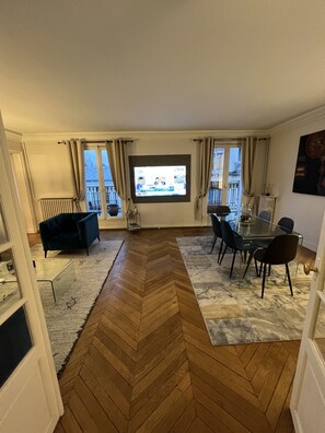 Interior - Magnificent apartment with Eiffel Tower view (Paris)