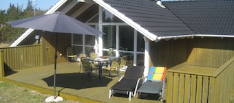 Beautiful holiday home close to the North Sea