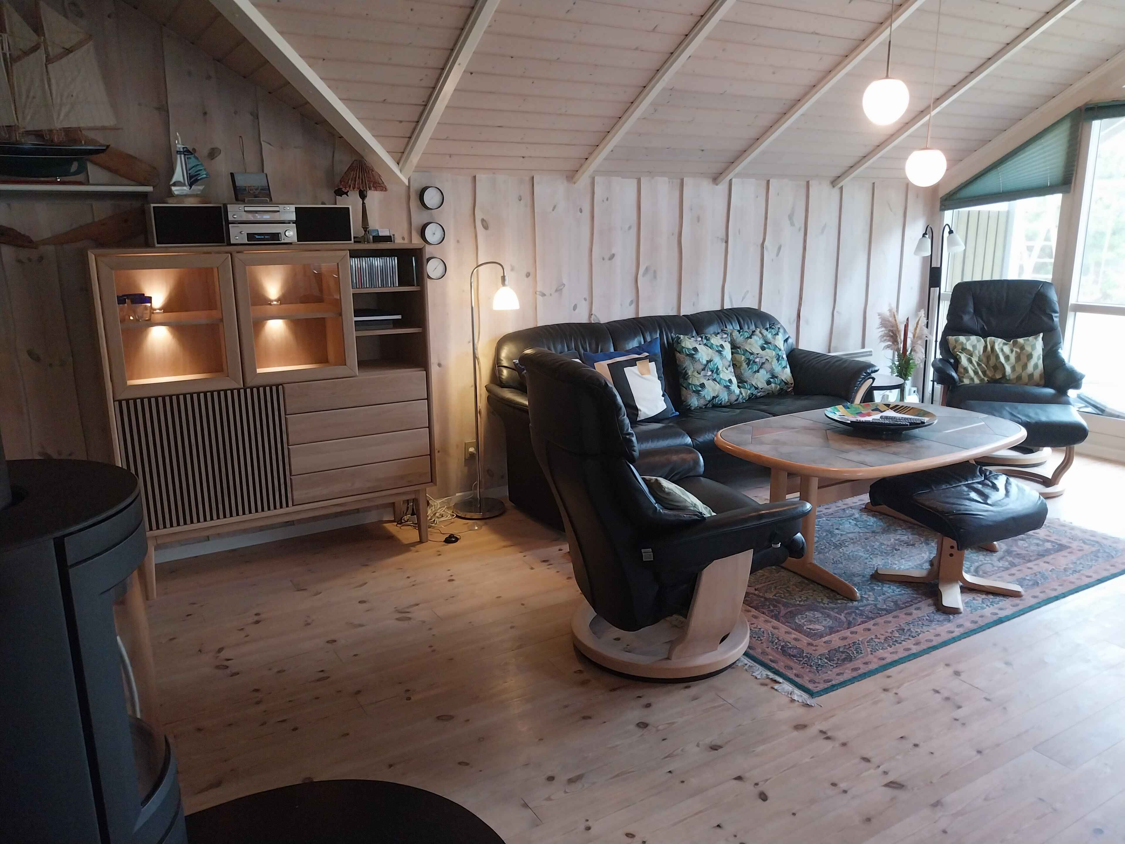 Télévision LED, cheminée, lecteur de DVD, chaîne hi-fi