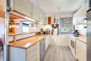 Een koelkast, een magnetron, een oven, een kookplaat