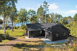Exterior - New summer house from 2021 with sea view (Millinge)