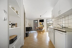 Réfrigérateur, un four, surface de cuisson, cafetière-théière