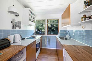 Fridge, oven, stovetop, dishwasher