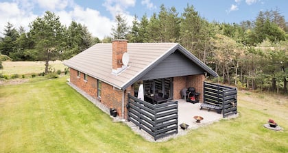 Family-friendly summer house by the North Sea