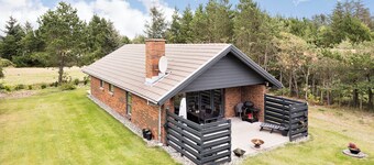Family-friendly summer house by the North Sea