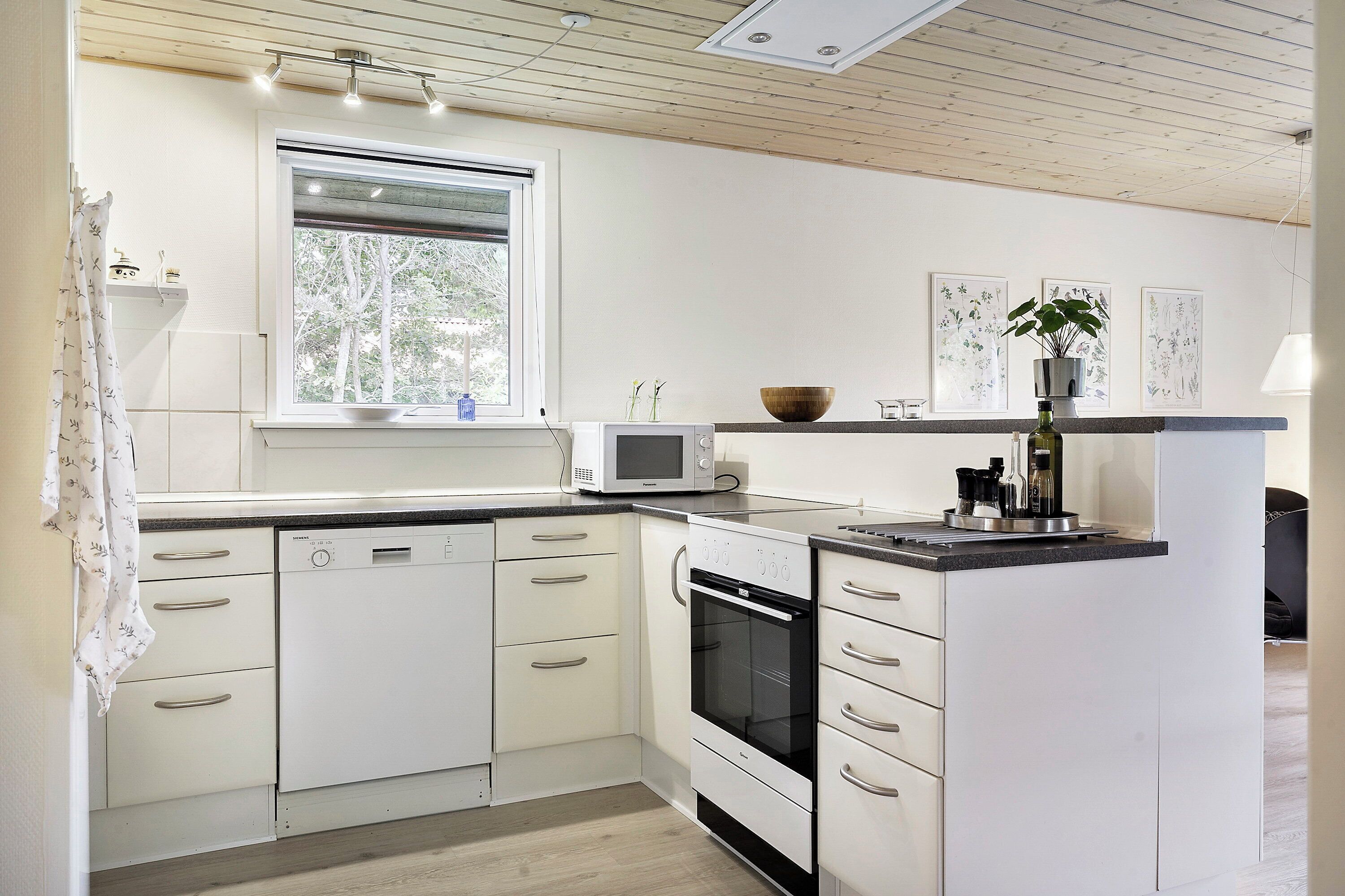Wasserkocher mit Kaffee-/Teezubehör, Kühlschrank, Mikrowelle, Ofen