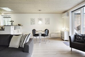 TV, fireplace - Family-friendly summer house by the North Sea (Ulfborg)