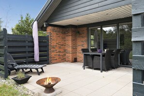 Outdoor dining - Family-friendly summer house by the North Sea (Ulfborg)