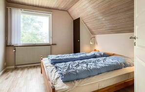4 bedrooms, iron/ironing board, free WiFi