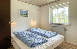 4 bedrooms, iron/ironing board, free WiFi