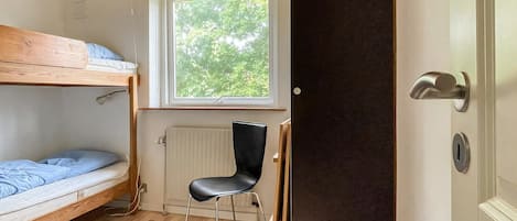 4 bedrooms, iron/ironing board, free WiFi