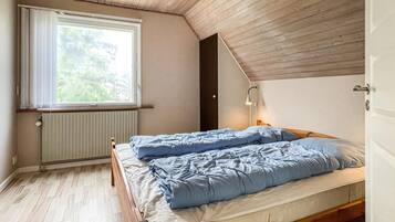 4 bedrooms, iron/ironing board, free WiFi