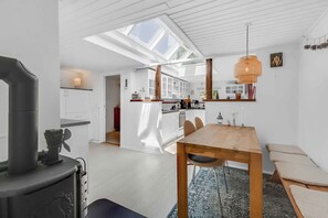 Kjøleskap, ovn, kokeplater og oppvaskmaskin