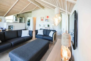 Fireplace - Bright and inviting summer house in North Zealand (Tikøb)