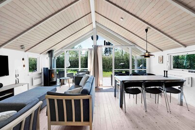Bright and inviting summer house in North Zealand