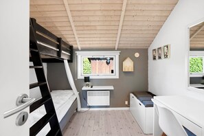 4 bedrooms, iron/ironing board, free WiFi