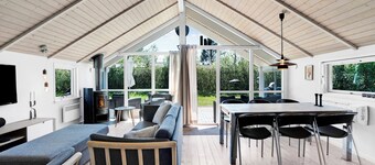 Bright and inviting summer house in North Zealand