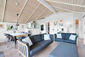 Fireplace - Bright and inviting summer house in North Zealand (Tikøb)