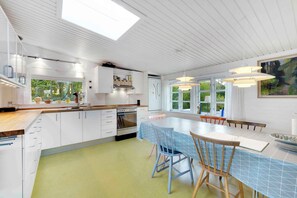 Fridge, oven, stovetop, coffee/tea maker