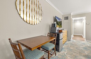 Dining - Maui Resort Rentals: Marriott's Maui Ocean Club Studio Oceanview Suite (Lahaina)