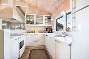 Jääkaappi, uuni, liesi, astianpesukone