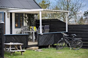 Outdoor dining - Holiday apartment in peaceful surroundings (Nexø)