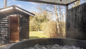 Bañera de hidromasaje al aire libre