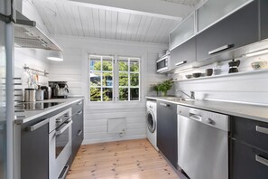 Kjøleskap, mikrobølgeovn, ovn og kokeplater