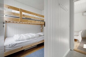 4 bedrooms, iron/ironing board, free WiFi