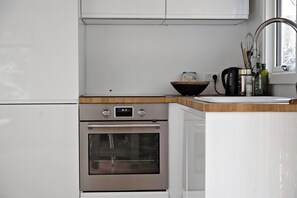 Fridge, oven, stovetop, dishwasher - Charming house with big private terrace (Allinge)