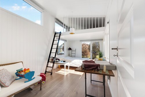 Bright holiday home close to the sea