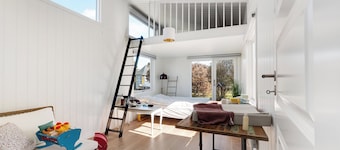 Bright holiday home close to the sea
