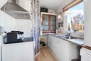 Een koelkast, een oven, een kookplaat, een koffiezetapparaat/waterkoker