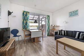 Fernseher, DVD-Player, Tischfußball, Tischtennisplatte