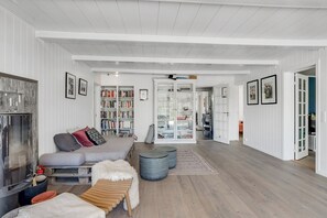 TV, fireplace, stereo - Spacious cottage with a view of wild nature (Dronningmølle)