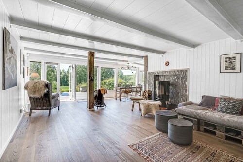 Spacious cottage with a view of wild nature