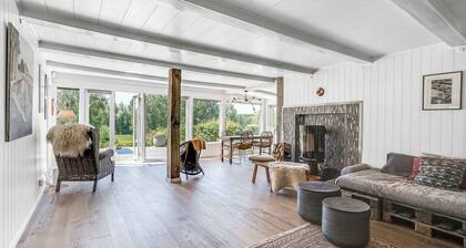 Spacious cottage with a view of wild nature