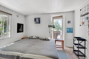 3 bedrooms, in-room safe, iron/ironing board, free WiFi - Spacious cottage with a view of wild nature (Dronningmølle)