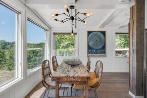 Dining - Spacious cottage with a view of wild nature (Dronningmølle)