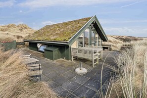 Outdoor dining - Holiday home idyll in the dunes (Brovst)