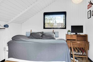 4 bedrooms, iron/ironing board, free WiFi