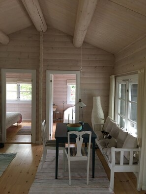 4 bedrooms, iron/ironing board, free WiFi