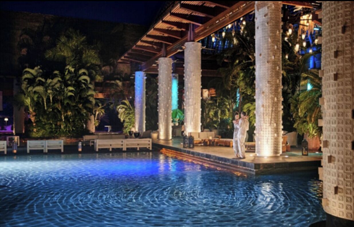 Utendørsbasseng og et oppvarmet basseng