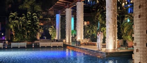 Utendørsbasseng og et oppvarmet basseng