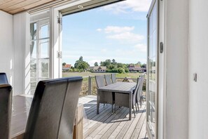 Outdoor dining - Child-friendly cottage with large indoor pool (Otterup)