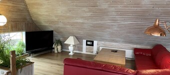 Child-friendly cottage with large indoor pool