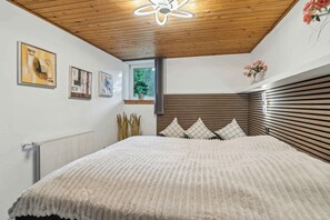 3 bedrooms, in-room safe, iron/ironing board, free WiFi