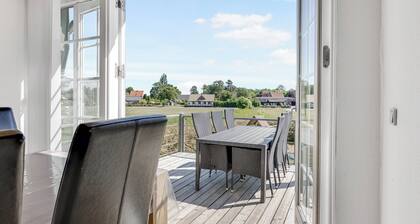 Child-friendly cottage with large indoor pool