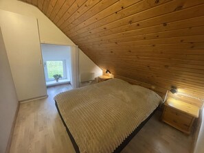 3 bedrooms, in-room safe, iron/ironing board, free WiFi - Child-friendly cottage with large indoor pool (Otterup)